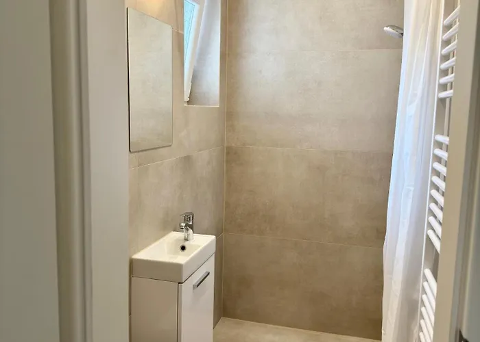 4 Rooms, Free Parking, 25 Min To Duesseldorf, 100 Mbps Wlan